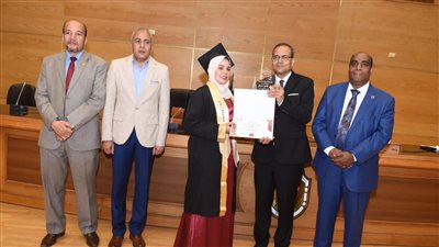 رئيس جامعة سوهاج يشهد حفل عيد الخريجين لطلاب الدفعة الخامسة بكلية الصيدلة