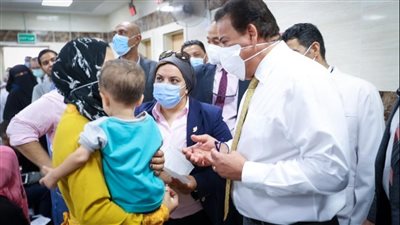 وزير الصحة مازحا على شباك تذاكر مستشفى الخانكة: 