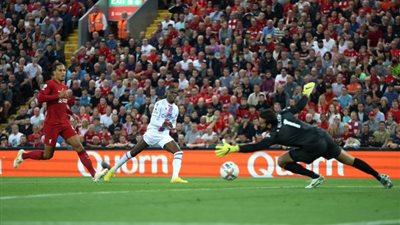 كريستال بالاس يتقدم على ليفربول بهدف في الشوط الأول