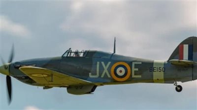 طائرة من الحرب العالمية الثانية تدخل أحد المنازل دون استئذان