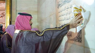 نيابة عن خادم الحرمين.. محمد بن سلمان يشارك في غسل الكعبة المشرفة | فيديو