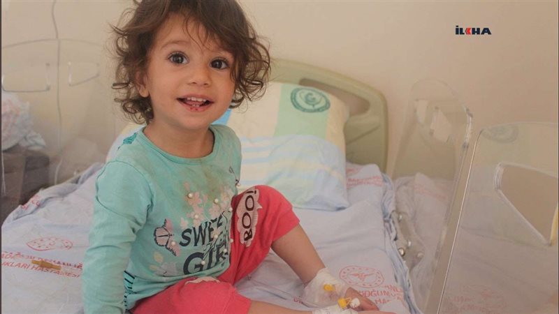 طفلة تقتل أفعي سامة