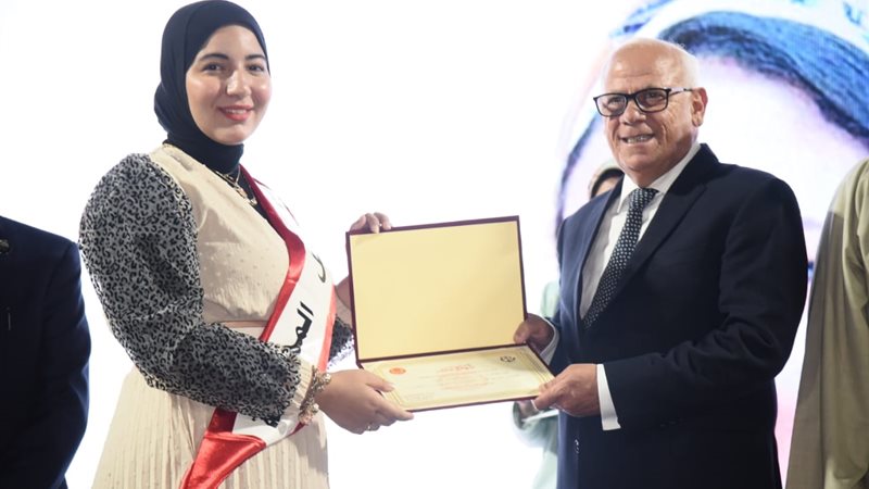 محافظ بورسعيد يكرم