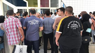 زحام أهالي طلاب الثانوية على المدينة التعليمية للاطلاع على إجابات أبنائهم| فيديو 