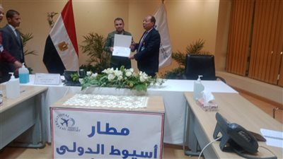 تكريم عامل بمطار أسيوط لأمانته وإعادته مشغولات ذهبية لإحدى الراكبات