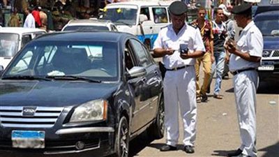 وفقا للقانون.. شروط وضع الإعلانات على السيارات