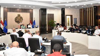 محافظ أسوان يترأس اجتماع مراجعة قواعد السلامة بالمبانى العامة ودور العبادة 