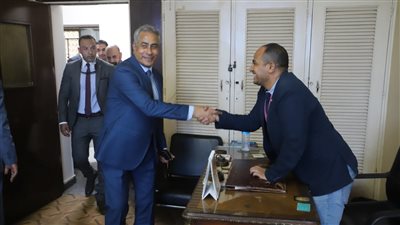 وزير القوى العاملة يكرم سائقا بالنقل البري أعاد 200 ألف ريال إلي صاحبها