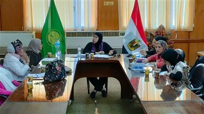 رئيس لجنة سيدات الأعمال تفحص طلبات العارضات الخاصة بمعرض أهلا مدارس 2022