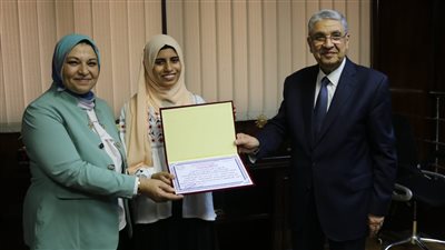 وزير الكهرباء يكرم الأولى على مستوى الجمهورية فى الثانوية العامة أدبى