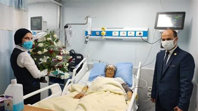 في لفتة إنسانية.. وزير الطيران يرسل باقات ورود للمرضى بمستشفى مصر للطيران