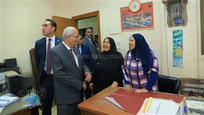 وزير التعليم يجري جولة بالوزارة ويستمع إلى مطالب العاملين ومقترحاتهم لتطوير آليات العمل