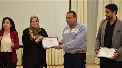 تكريم المتميزين في ختام الدورة التدريبية لمسئولي التوظيف بدمياط