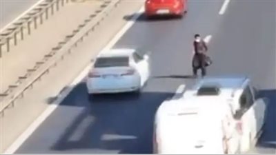  رجل يتخطى الطريق السريع بطريقة تحبس الأنفاس في تركيا|فيديو