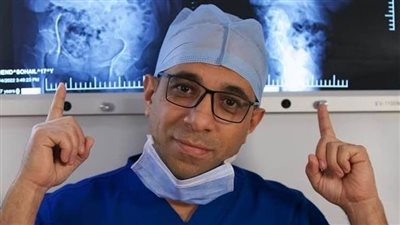 الصحف الإماراتية تحتفي بطبيب مصري أعاد الحياة لمواطنة بجراحة نادرة في العمود الفقري | صور