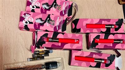 ضبط سجائر إلكترونية ومخدرات بحوزة راكب بمطار القاهرة 