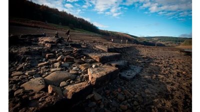 موجة الحر والجفاف تكشف عن أنقاض مدينة أثرية في بريطانيا 