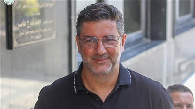  روي فيتوريا يلتقط صورة تذكارية مع أحد أصحاب الهمم 