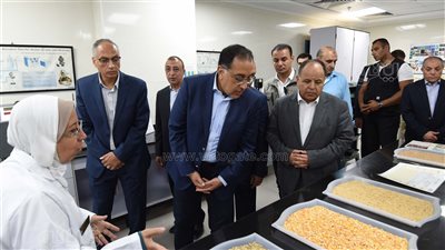 رئيس الوزراء يتفقد مبنى الهيئة العامة للرقابة على الصادرات والواردات بميناء الدخيلة