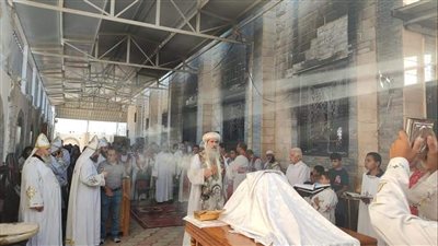 الأنبا فام يتراس القداس الإلهي في كنيسة المنيا الجديدة المحترقة