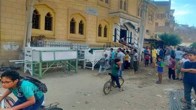 قبل وصولهم.. تجهيز نعوش 8 ضحايا من عائلة واحدة بحادث الاسماعيلية الصحراوي | فيديو