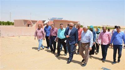 محافظ الوادي الجديد يتفقد قرى بشائر خير الوادي ويلتقي الوافدين
