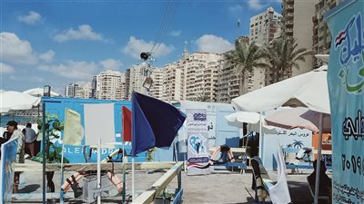 شاطئ المندرة بالإسكندرية يستقبل وفدا من ذوي الاحتياجات الخاصة | فيديو