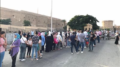 جمهور القلعة للموسيقى يصطف في طوابير لحضور أولى ليالي المهرجان|صور