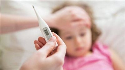 أخصائي يكشف 6 سيناريوهات مختلفة لارتفاع حرارة الأطفال والأمراض الدالة عليها