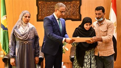 محافظ الفيوم يهدي ميدالية تذكارية للطالبة زينب أكرم الأولى على الثانوية العامة 