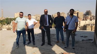 رئيس حي الدقي ينفذ إزالة بناء مخالف| صور