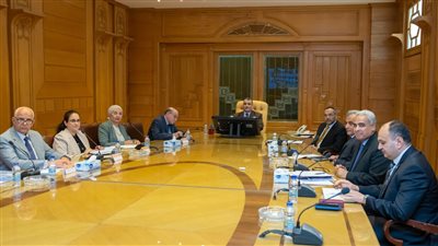 وزير الإنتاج الحربي يوجه الشركات بتمكين الشباب واستثمار طاقاتهم