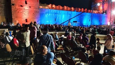 توافد الجماهير من مختلف الدول قبل انطلاق أولى حفلات مهرجان القلعة