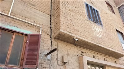 مفاجأة في واقعة السور المنهار ببنها.. بحواره منزل صادر له قرار إزالة منذ 20 عاما 