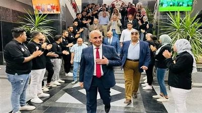 ممر شرفي وأحضان ودموع.. طلاب الزقازيق يكرمون رئيس الجامعة بعد نهاية ولايته|صور