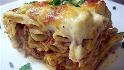 وفري في الميزانية وتعلمي طريقة عمل مكرونة بشاميل باللحمة المفرومة