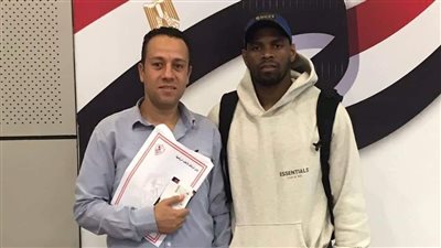 الأمريكي تو هولواي لاعب سلة الزمالك يصل القاهرة