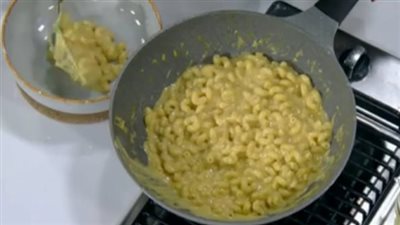 ودعي أكل المطاعم.. اعرفي طريقة عمل باستا ماك آند تشير في البيت |فيديو 