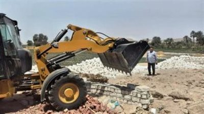 إزالة 14 حالة تعد على أراضي أملاك الدولة وزراعية بإسنا بمساحة 2575 مترا مربعا