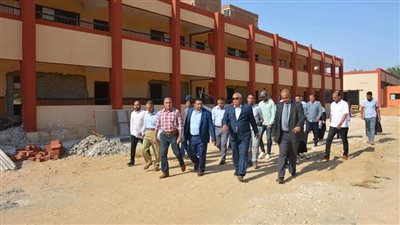 محافظ الوادي الجديد يتابع الموقف التنفيذي بمدرسة we بالخارجة 