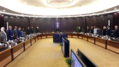 بحضور الوزراء الجدد.. الحكومة تقف دقيقة حدادا على ضحايا حادث كنيسة أبي سيفين 