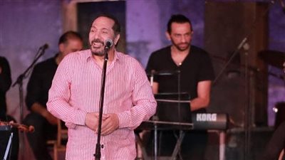 علي الحجار يتجاوز حاجز الزمن مع جمهور من مختلف الشرائح العمرية بمحكى القلعة | صور