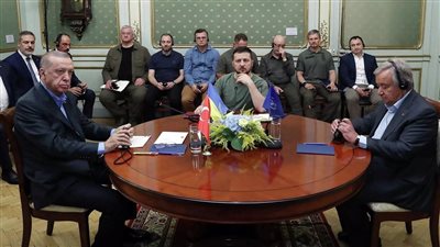 لم ينقل تعليقاته كما هي.. مترجم يغضب زيلينسكي أثناء لقائه أردوغان وجوتيريش