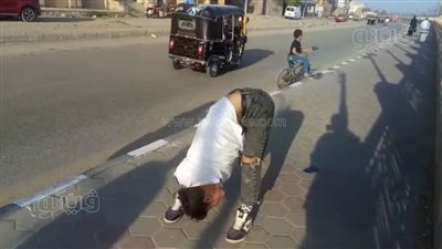 الزومبي.. حكاية شاب يقدم استعراضات تحبس الأنفاس في الدقهلية | فيديو وصور