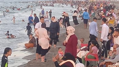 إقبال كثيف من المواطنين على شواطئ مصيف بلطيم | صور