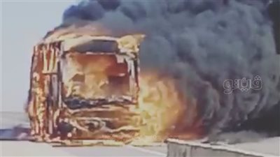 شاهد.. اللقطات الأولى لحريق أتوبيس ركاب بعد كارتة الطور اتجاه شرم الشيخ