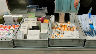 كوكتيل تهريب.. ضبط هواتف ومستحضرات وسجائر ومواد طبية حول جسد راكب بمطار برج العرب 