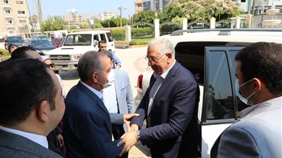 وزير الزراعة يتفقد أكبر محطة للبحوث بسخا بكفر الشيخ (صور)