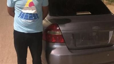 ضبط قائد سيارة بدون لوحات معدنية وذات زجاج ملون بالمخالفة للقانون 