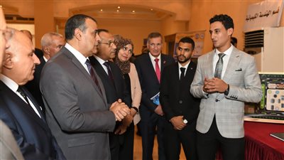وزير الإنتاج الحربي يتفقد مشروعات التخرج لطلاب الأكاديمية المصرية للهندسة